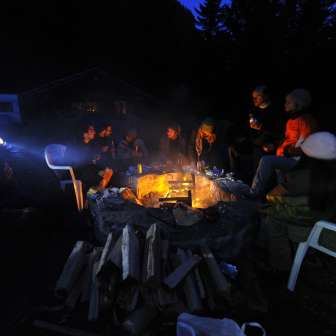 Boulderisti al Bodhi Camping di sera