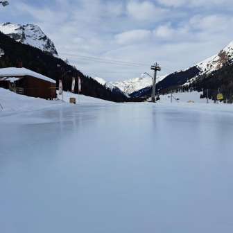 La pista di ghiaccio naturale per il curling dell'Hüschera Bar and Lodge