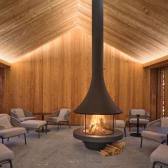 Il salone con camino dell'Hotel Post di Andeer