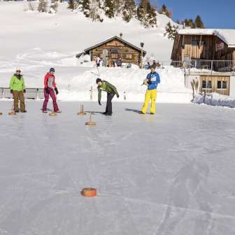 Curling sulla pista di ghiaccio naturale del rifugio Alp Raguta
