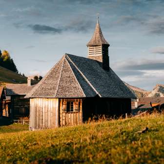 La chiesa di legno di Obermutten in autunno