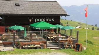 La locanda di montagna di Parsiras in estate