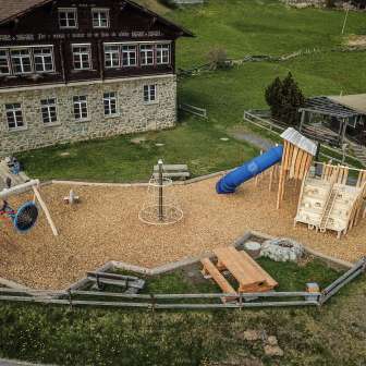 Parco giochi Feldis vicino all'edificio scolastico