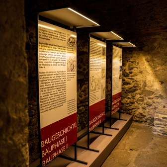 I pannelli informativi forniscono informazioni interessanti sulla storia dello Stoffelhaus e di Fürstenau.