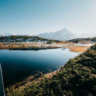 Il lago Bischolsee sull'Heinzenberg in autunno