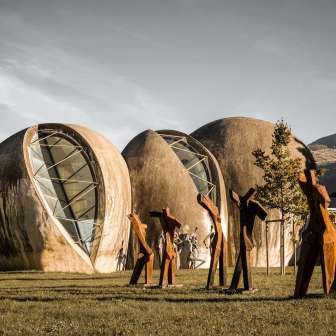 La chiesa di pietra di Cazis in autunno