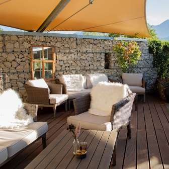 La terrazza con lounge del ristorante Triangel di Paspels