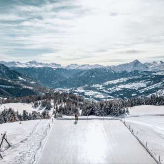 Vista dal campo di ghiaccio naturale dell'Alp Raguta
