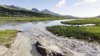 Il Lai Pintg nel paesaggio della brughiera di Anarosa