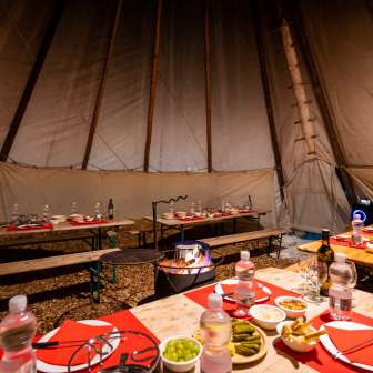 Il Tipi sulla pista da slittino è perfetto per gli eventi di squadra