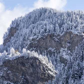 Il complesso del castello Hohen Rätien in inverno