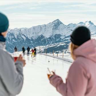 Curling sulla pista di ghiaccio naturale di Alp Raguta