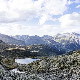 Lago di montagna Splügenpass