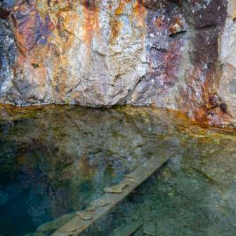Roccia scolorita nelle miniere d'argento dismesse dell'Alpe di Taspegn