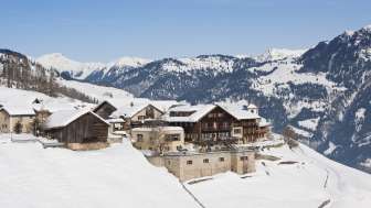 L'Hotel Capricorns a Wergenstein in inverno L'Hotel Capricorns a Wergenstein in inverno
