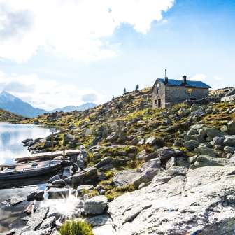 Lago superiore di Suretta con capanna e barca a remi