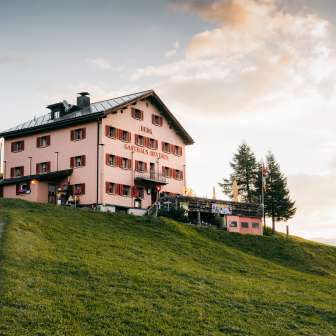La locanda Beverin sul Glaspass al sorgere del sole