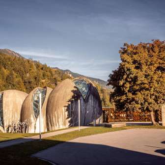 La chiesa di pietra di Cazis in autunno