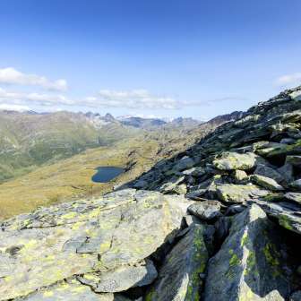 Il basso Schwarzsee sopra la valle di Madrisa nelle Avers