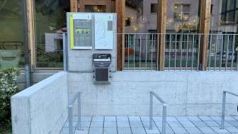 La stazione di ricarica per biciclette elettriche presso i bagni minerali di Andeer