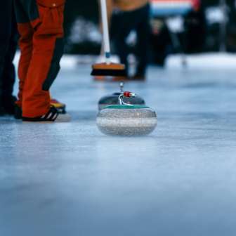 Che si tratti di giovani o anziani, il curling è un grande divertimento