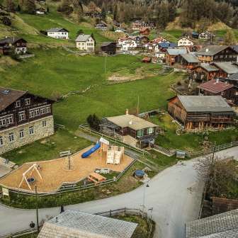 Parco giochi Feldis vicino all'edificio scolastico