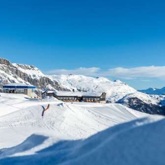 La stazione a monte del comprensorio sciistico Splügen-Tambo con il ristorante Tanatzhöhi