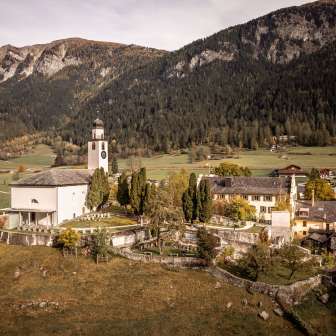 Andeer con la chiesa riformata in autunno