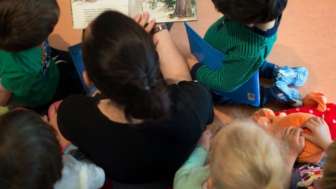"Book start" per i giovani visitatori della biblioteca "Book start" per i giovani visitatori della biblioteca