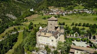 Castel Ortenstein con Tomils sullo sfondo Castel Ortenstein con Tomils sullo sfondo
