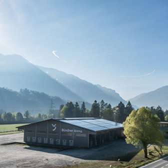 La Bündner Arena Cazis vista dall'esterno