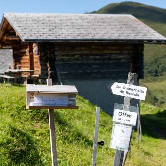 La trattoria della pastora dell'Alpe Bischola sull'Heinzenberg