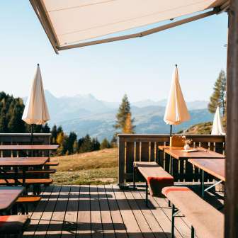 La terrazza del rifugio Feldis in estate