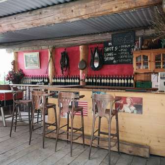 Il bar esterno del Beni's Backroad Beiz a Sils i.D.