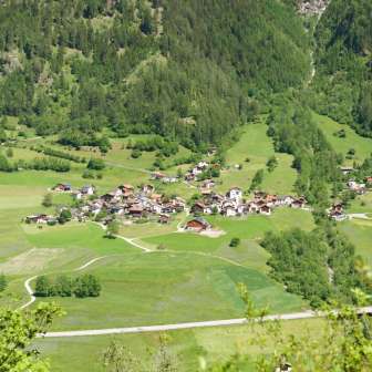 Il villaggio di Pignia in estate