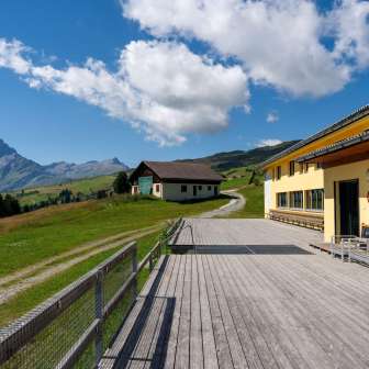 La terrazza da Dultschinas verso il Piz Beverin