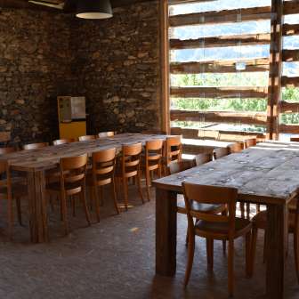 Grandi tavoli dove si creano esperienze condivise
