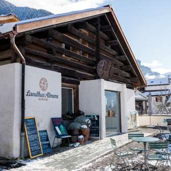 Il ristorante Landhus ad Almens in inverno