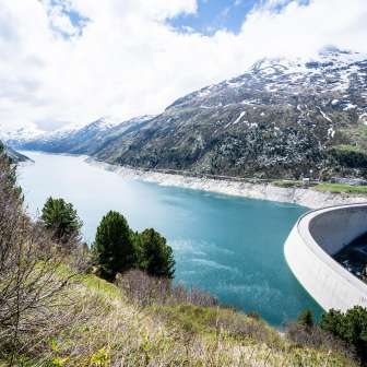 Il muro della diga nella Valle di Lei