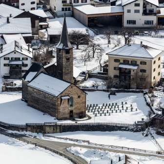 La chiesa di San Martino a Zillis-Reischen in inverno
