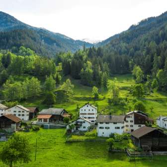 Zillis-Reischen con il castello di Haselstein