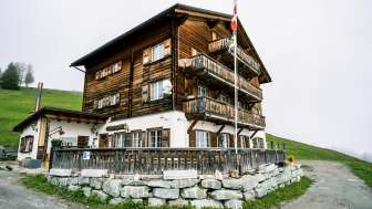 La Gasthaus Post di Obermutten in estate