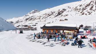 Il rifugio vicino all'impianto di risalita, alle piste da sci di fondo e ai sentieri escursionistici invernali. Il rifugio vicino all'impianto di risalita, alle piste da sci di fondo e ai sentieri escursionistici invernali.
