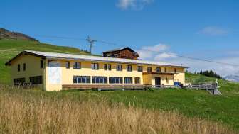 Il ristorante di montagna Dultschinas presso la stazione intermedia del comprensorio sciistico Sarn Heinzenberg