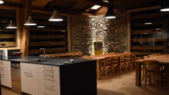 La cucina a vista crea un'atmosfera invitante