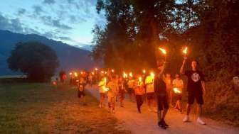0  Sfilata con le fiaccole di agosto