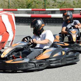Karting sulla pista di karting all'aperto di Cazis