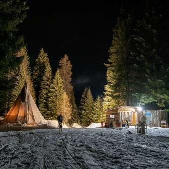 Il Tipi e il bar dello slittino sullo Schamserberg alla sera