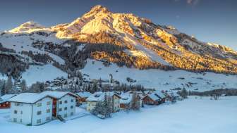 Il villaggio di Splügen in inverno al tramonto