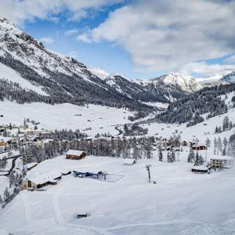 La stazione a valle con il Bar e il Lodge Hüschera a Splügen